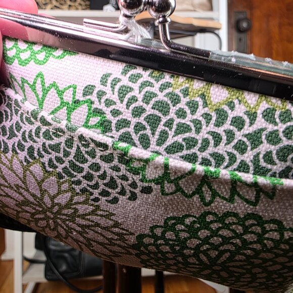 Hana Koromo - Hanpu Gamaguchi Clasp Handbag in Green/White Floral Print - Picture 6 of 11